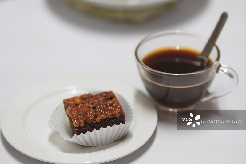 太妃糖蛋糕与热咖啡图片素材