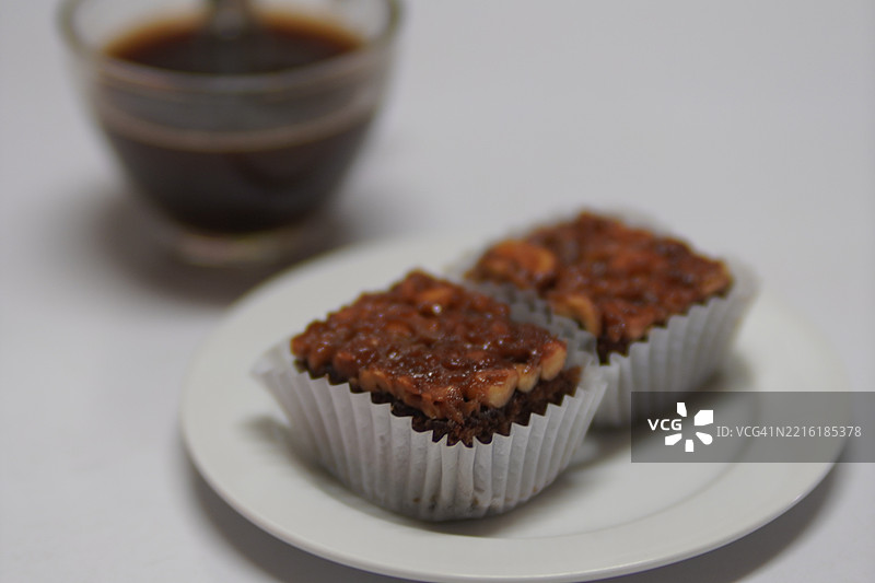 太妃糖蛋糕与热咖啡图片素材