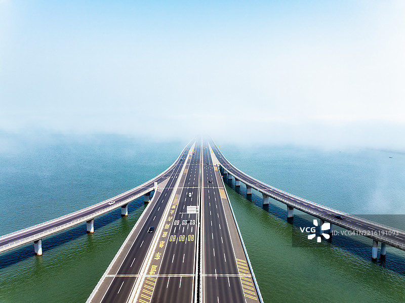 青岛胶州湾大桥的雾中无人机航拍视角图片素材