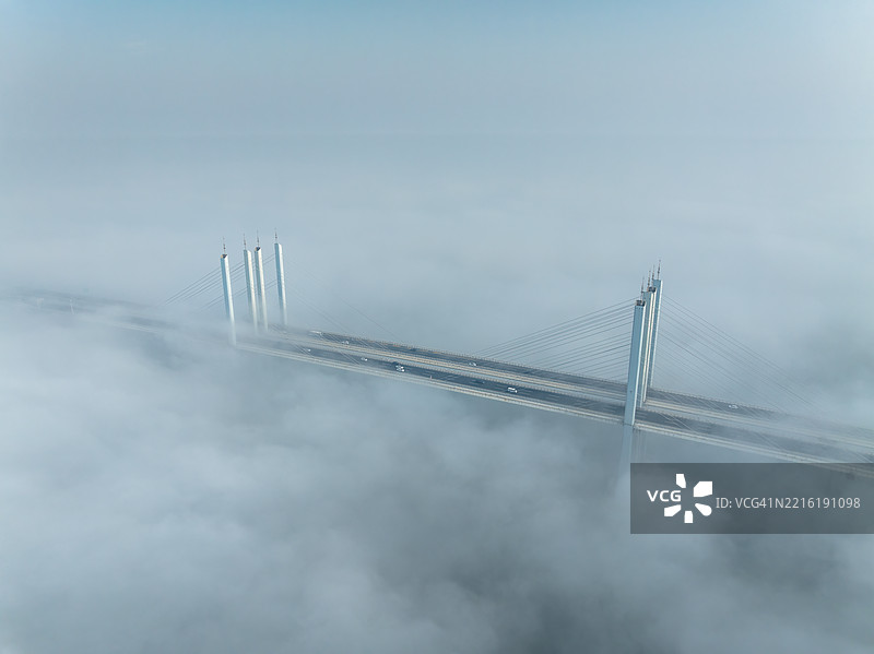 青岛胶州湾大桥的雾中无人机航拍视角图片素材