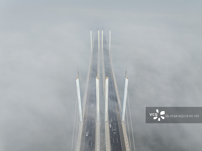青岛胶州湾大桥的雾中无人机航拍视角图片素材