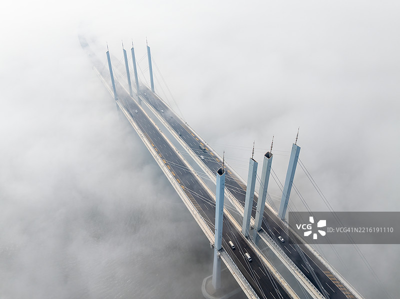 青岛胶州湾大桥的雾中无人机航拍视角图片素材