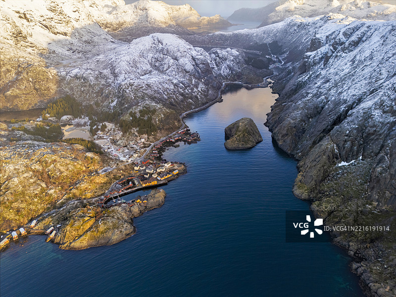 挪威洛弗敦群岛日出时的努斯菲尤尔德鸟瞰图图片素材