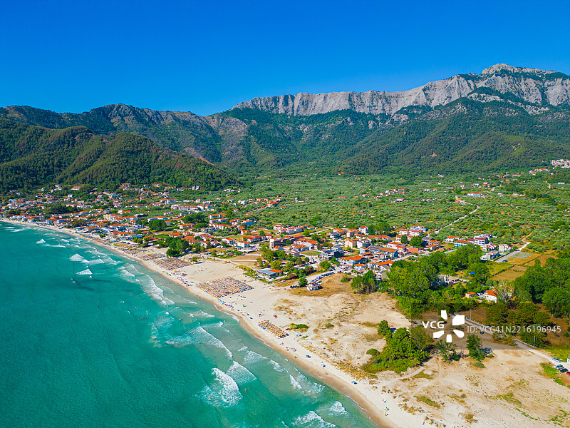 希腊塔索斯岛金色海滩（斯卡拉波塔米亚斯）的无人机视角，海滩和海湾的航拍图。图片素材