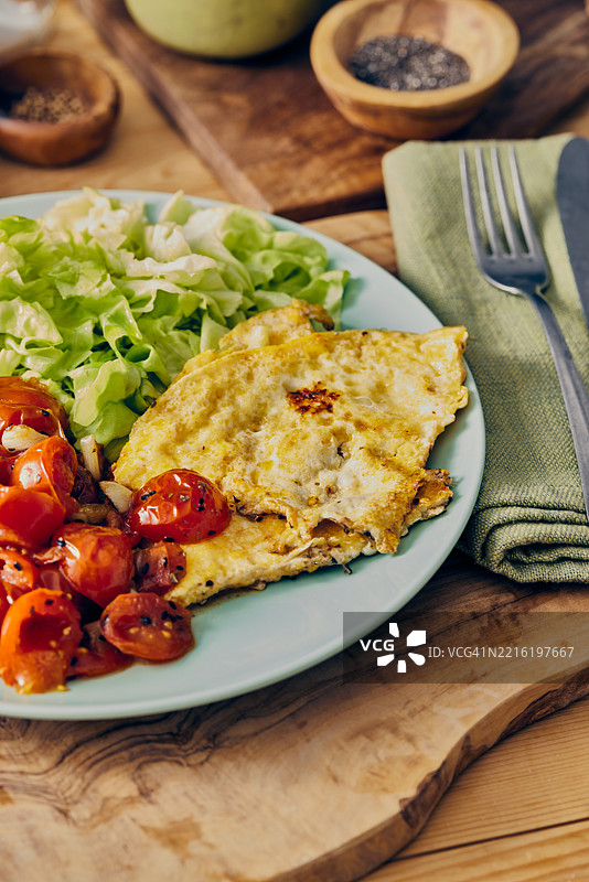 健康的蛋白质早餐，炒鸡蛋和蔬菜图片素材