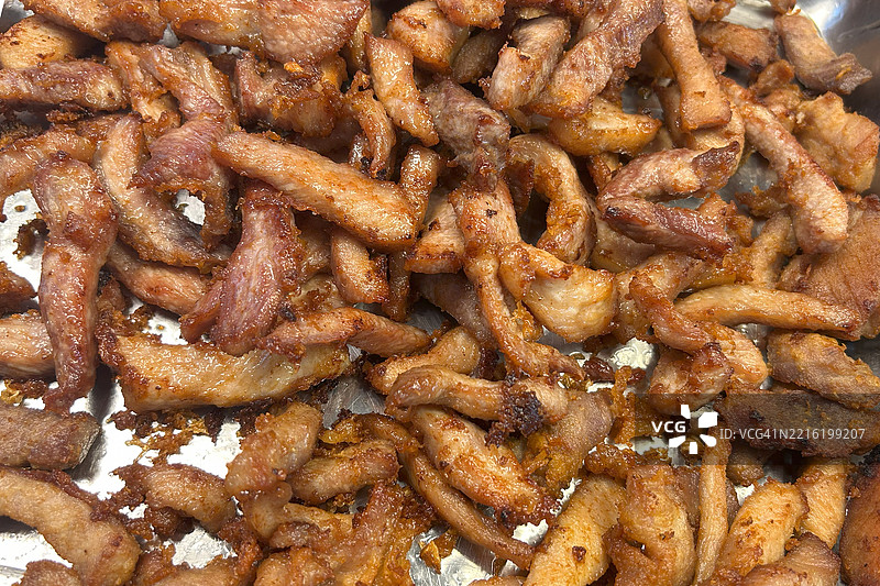 泰国街头美食炸猪肉。图片素材