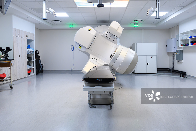 先进的医疗室展示了一台高科技癌症直线加速器机器图片素材