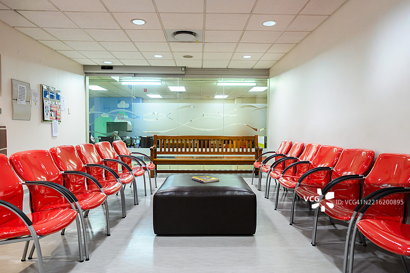 现代医院候诊室，配有红色椅子和简洁设计图片素材