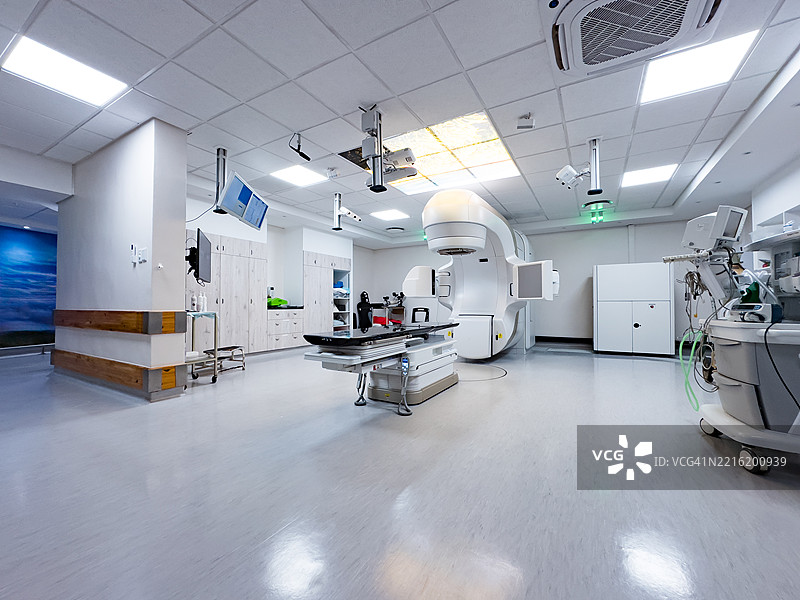 宽幅镜头现代放射治疗室，配备先进的直线加速器技术图片素材