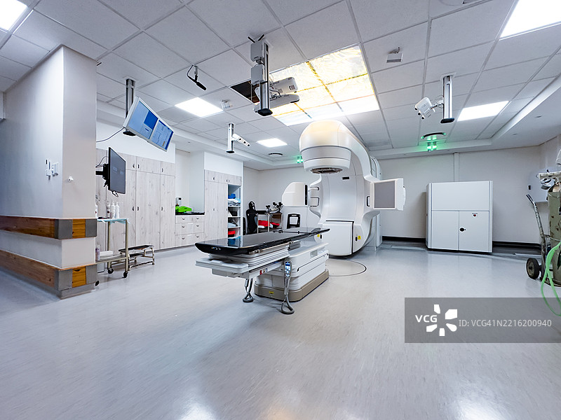 现代放射治疗室，配备先进的治疗设备和无菌设计图片素材