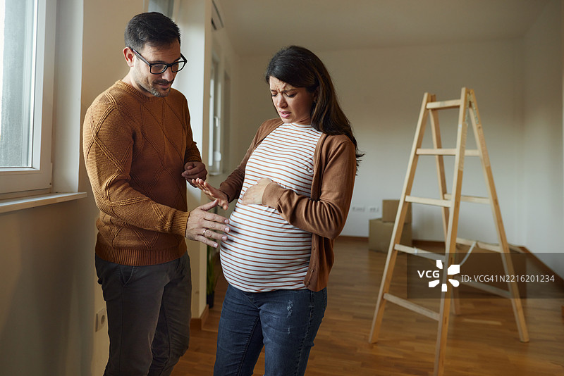 你敢碰我的肚子吗！图片素材