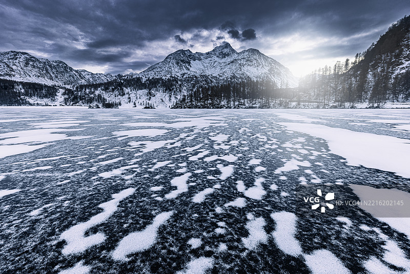 瑞士西尔斯湖冰冻表面上积累的风雪图片素材