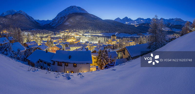 瑞士庞特雷西纳村的黄昏，覆盖着雪。图片素材