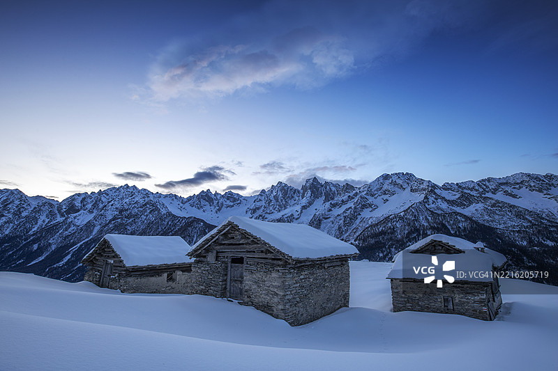 瑞士汤巴尔村的黄昏被雪覆盖图片素材