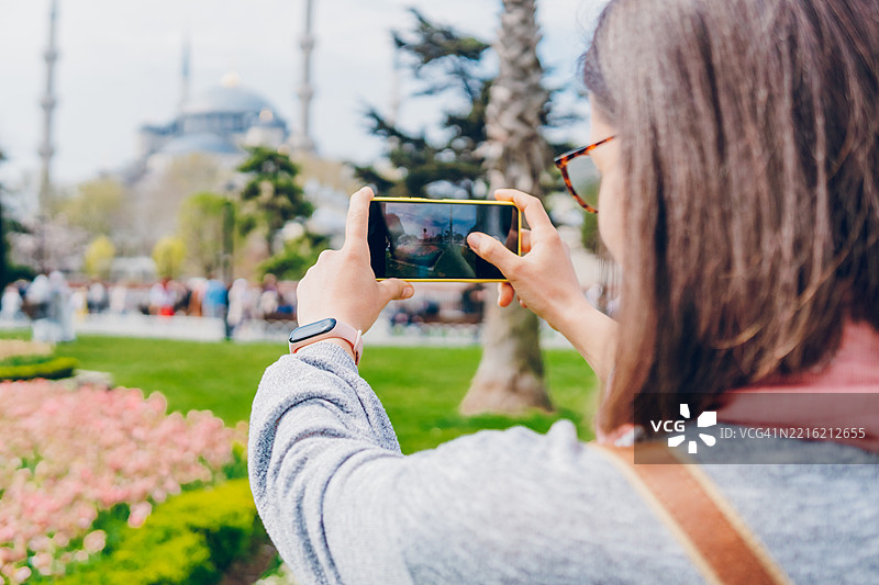 快乐的女性在伊斯坦布尔拍照图片素材