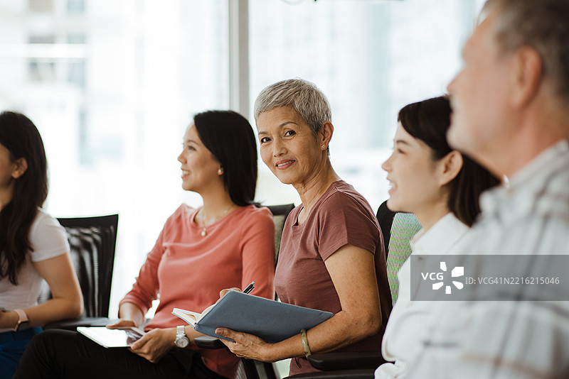 资深职业女性参与创意讨论图片素材