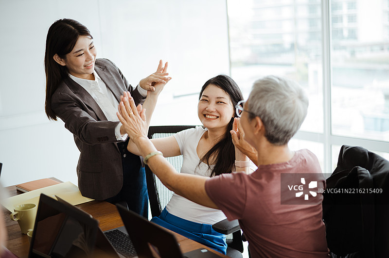 亚洲商务女性在办公室庆祝成功。图片素材
