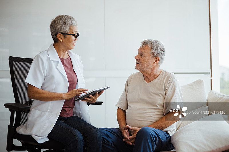 治疗师与客户会面。图片素材