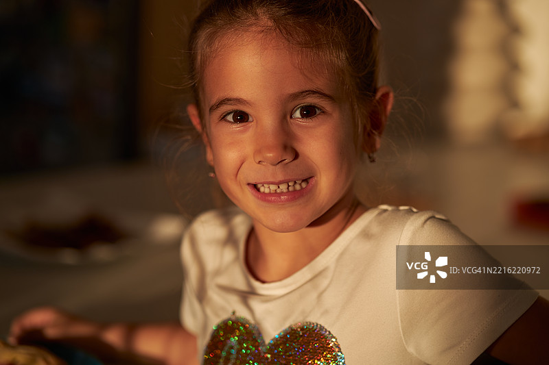 年轻女孩在厨房里吃东西图片素材