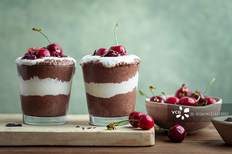 自制巧克力香草樱桃奇亚籽布丁图片素材