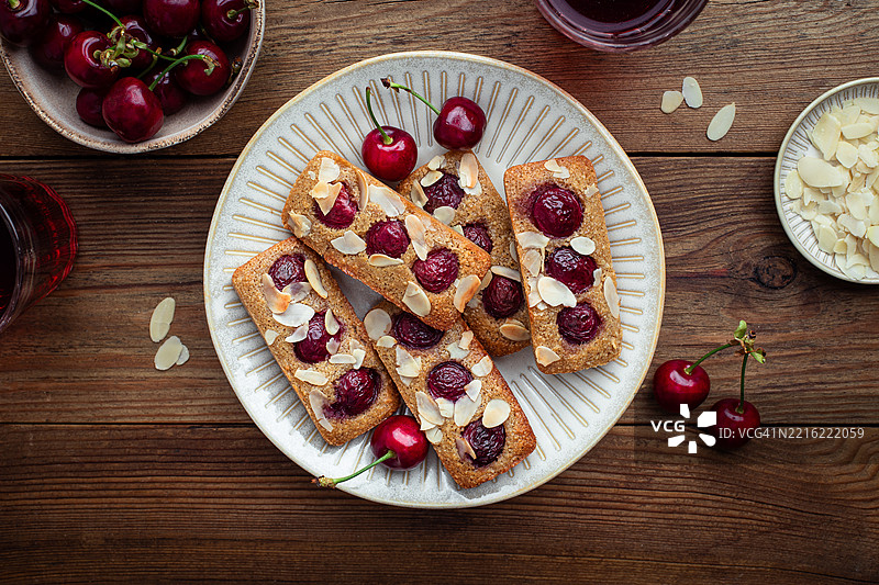 自制杏仁软饼干财务师蛋糕配樱桃图片素材