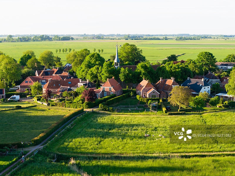 从高处俯瞰荷兰历史村庄尼霍夫图片素材