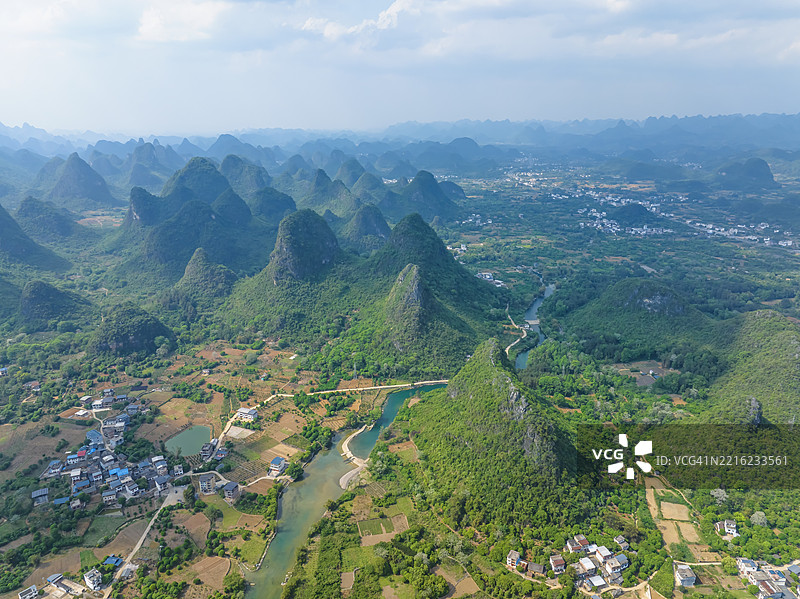桂林广西阳朔相公山风景区的兴坪古镇航拍照片。图片素材