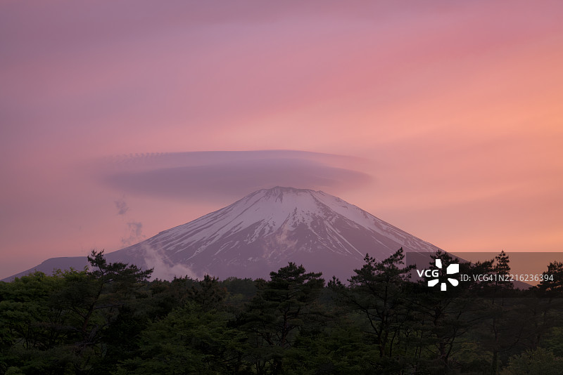 日落时分，富士山上方的透镜云与森林相映成趣图片素材