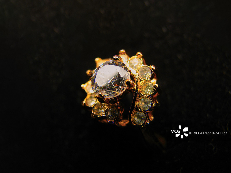 一枚中央有宝石的胸针。图片素材