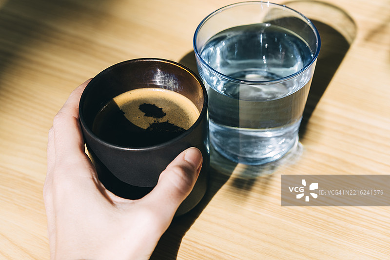 阳光明媚的日子里，木桌子。图片素材