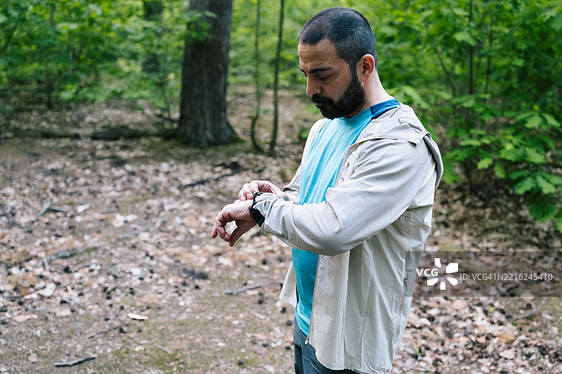 一名男子使用智能手表来提升健身表现图片素材