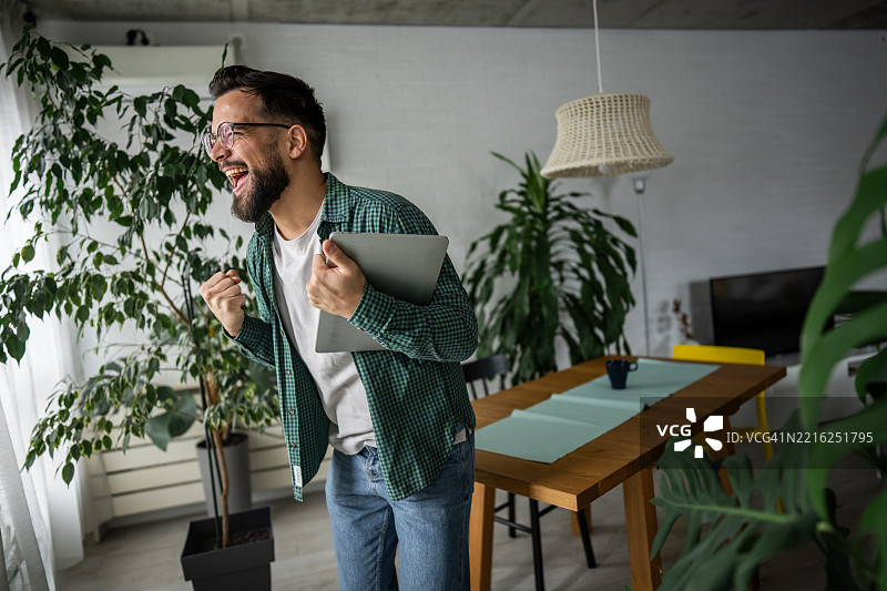 兴奋的自由职业者在家办公庆祝成功图片素材