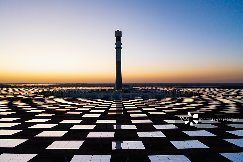 黄昏时分的熔盐塔太阳能热发电站图片素材
