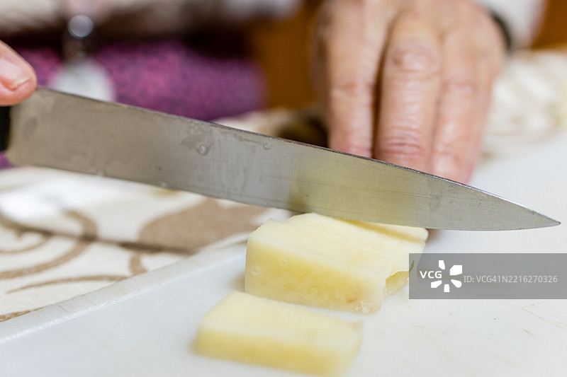 刀切割奶酪的特写镜头图片素材