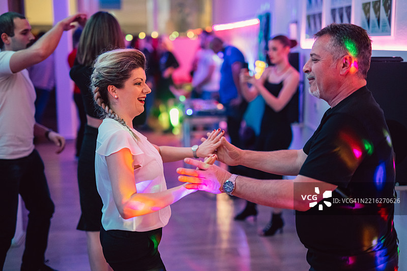 一男一女在舞蹈工作室的派对上跳萨尔萨舞图片素材