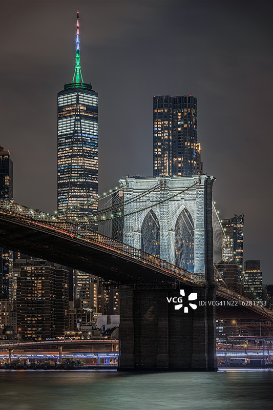 布鲁克林大桥和世贸中心的夜景特写，纽约市图片素材