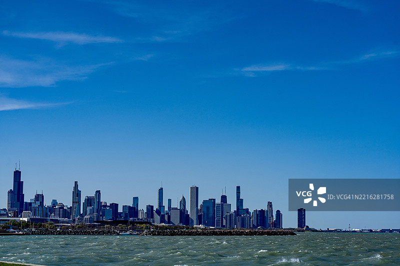 城市建筑与蓝天的景观，芝加哥，伊利诺伊州，美国图片素材