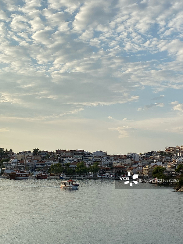 希腊中马其顿州尼奥斯·马尔马拉斯的建筑旁海景与天空图片素材