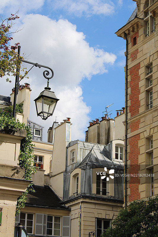 低角度视图的建筑与天空，巴黎，法国图片素材