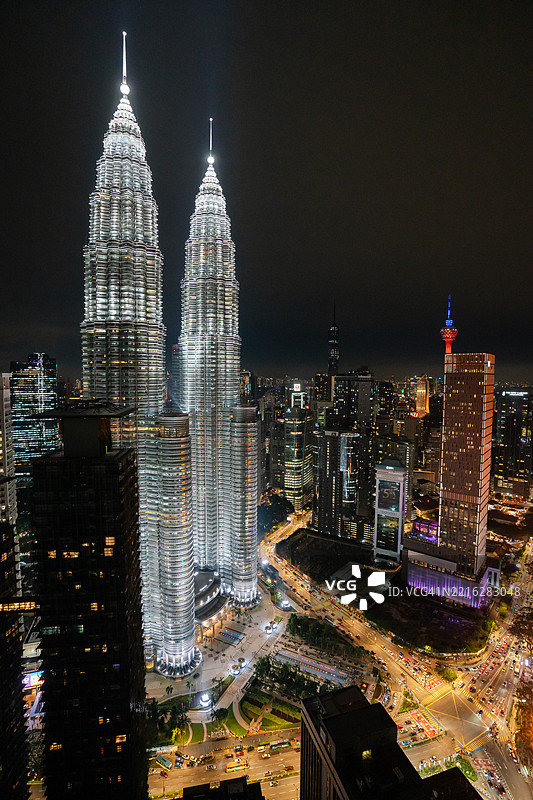 吉隆坡城市天际线中的双子塔在夜晚灯光璀璨。图片素材