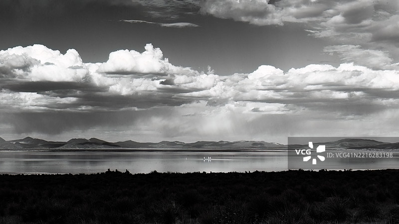 加利福尼亚州李维宁的湖泊美景与天空相映成趣， 美国图片素材