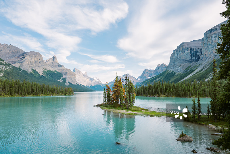 加拿大阿尔伯塔省贾斯珀国家公园的马林湖，绿松石色的灵魂岛，风景如画。图片素材