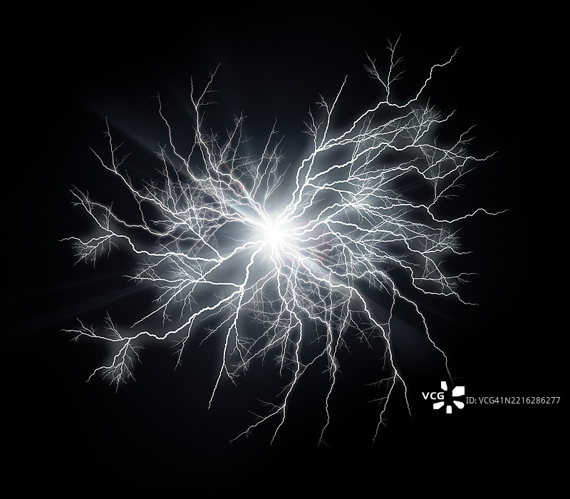 在黑色背景上移动的电能球，伴随着耀眼的闪电和光芒。图片素材
