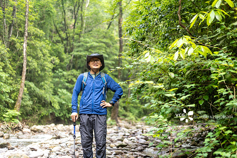 男子在溪流中徒步旅行图片素材
