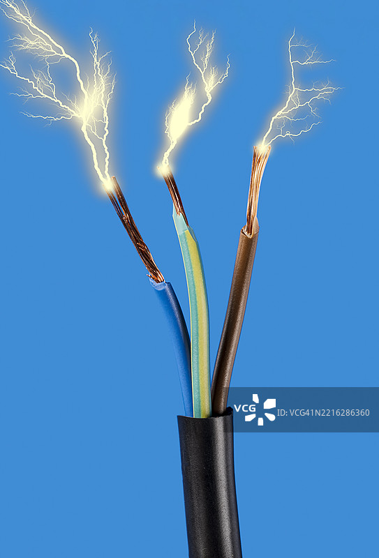 露出电缆中的电气爆炸伴随闪电和火花。图片素材