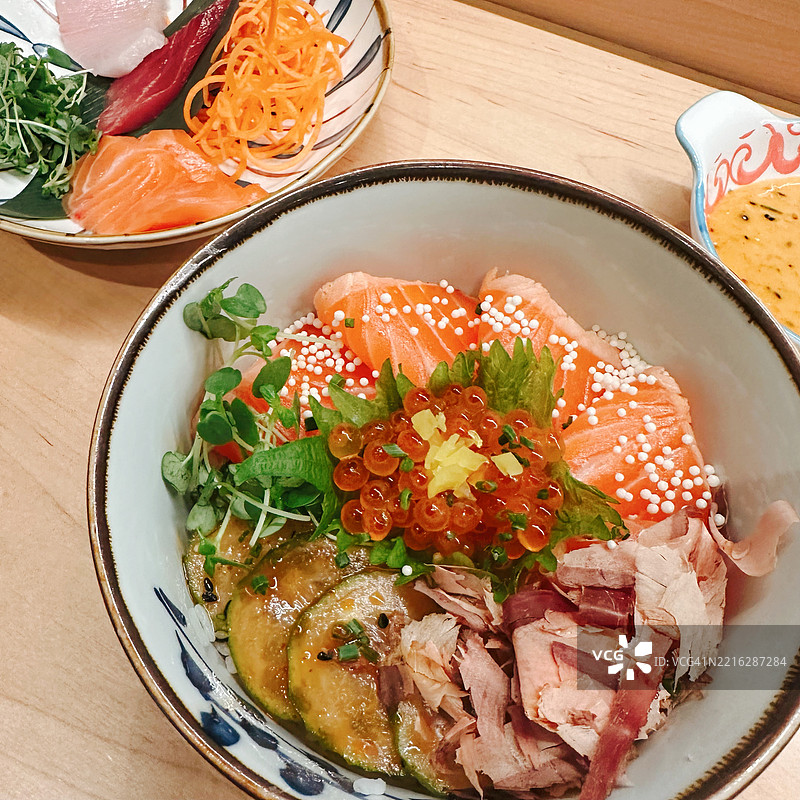 高角度视图的碗中食物，纽约，美国图片素材