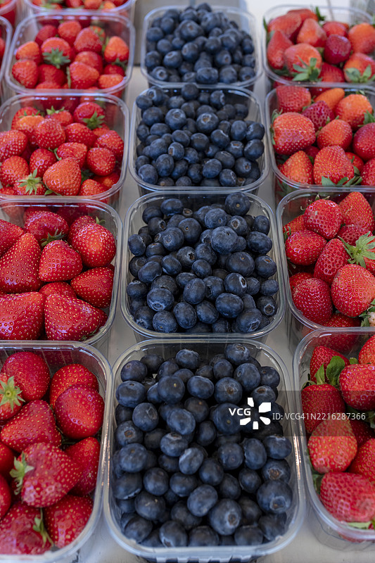 新鲜的草莓和蓝莓，市场摊位，图尔库市场广场图片素材