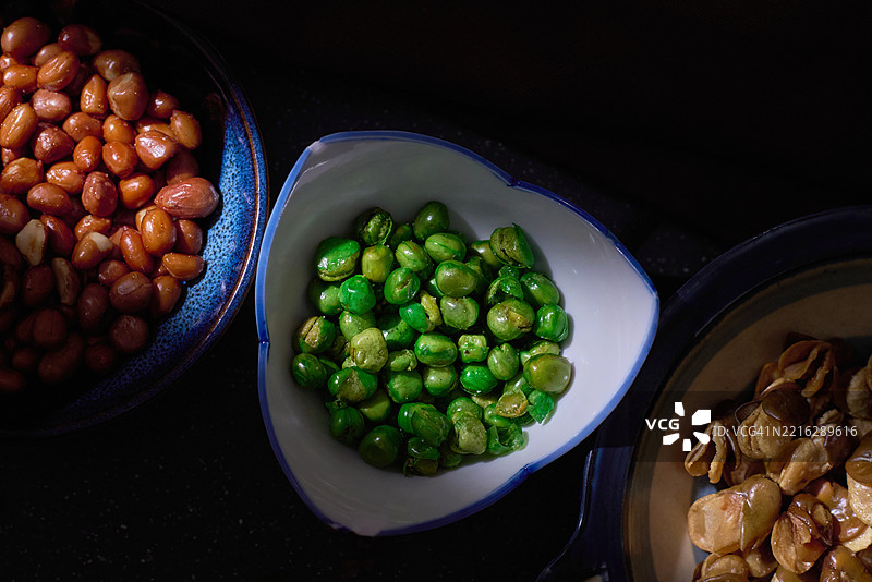 温暖色调下的脆豆和坚果图片素材