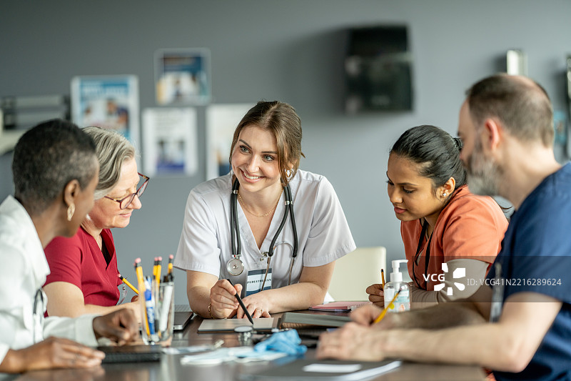 医疗团队在临床环境中协作进行病人护理图片素材