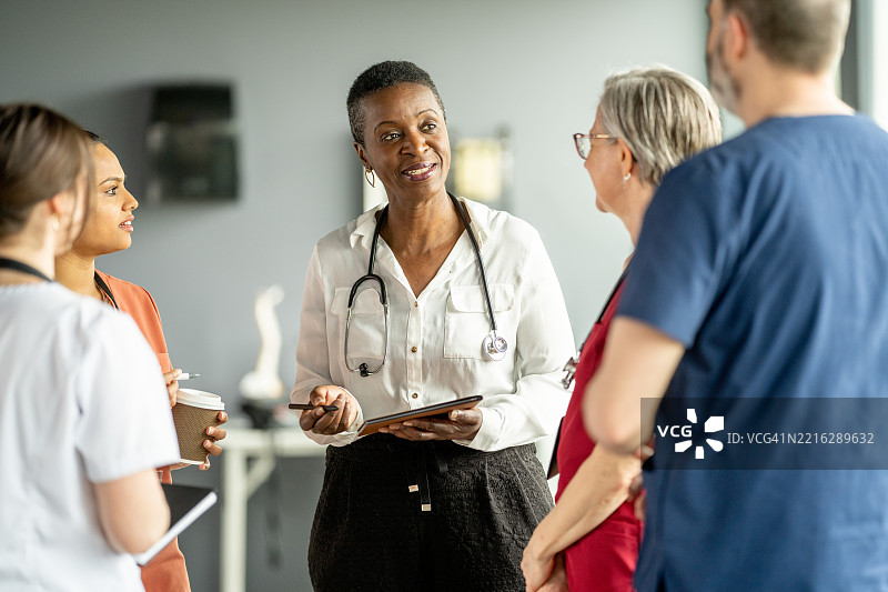 医疗团队在医院环境中进行讨论图片素材